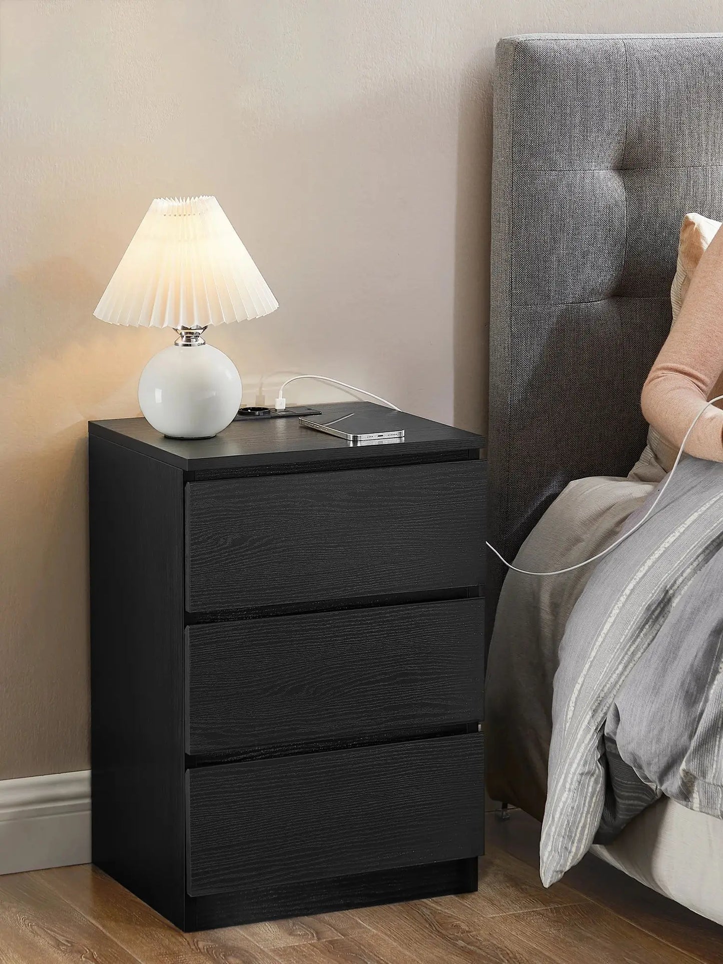 VASAGLE bedside table (1-St), 3 drawers, bevelled edge, 2 AC sockets, 2 USB ports - Uknowucme